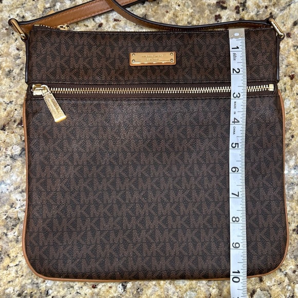 🛑 SOLD 🛑 Michael Kors crossbody, adjustable strap. EXCELLENT condition. - Picture 11 of 15